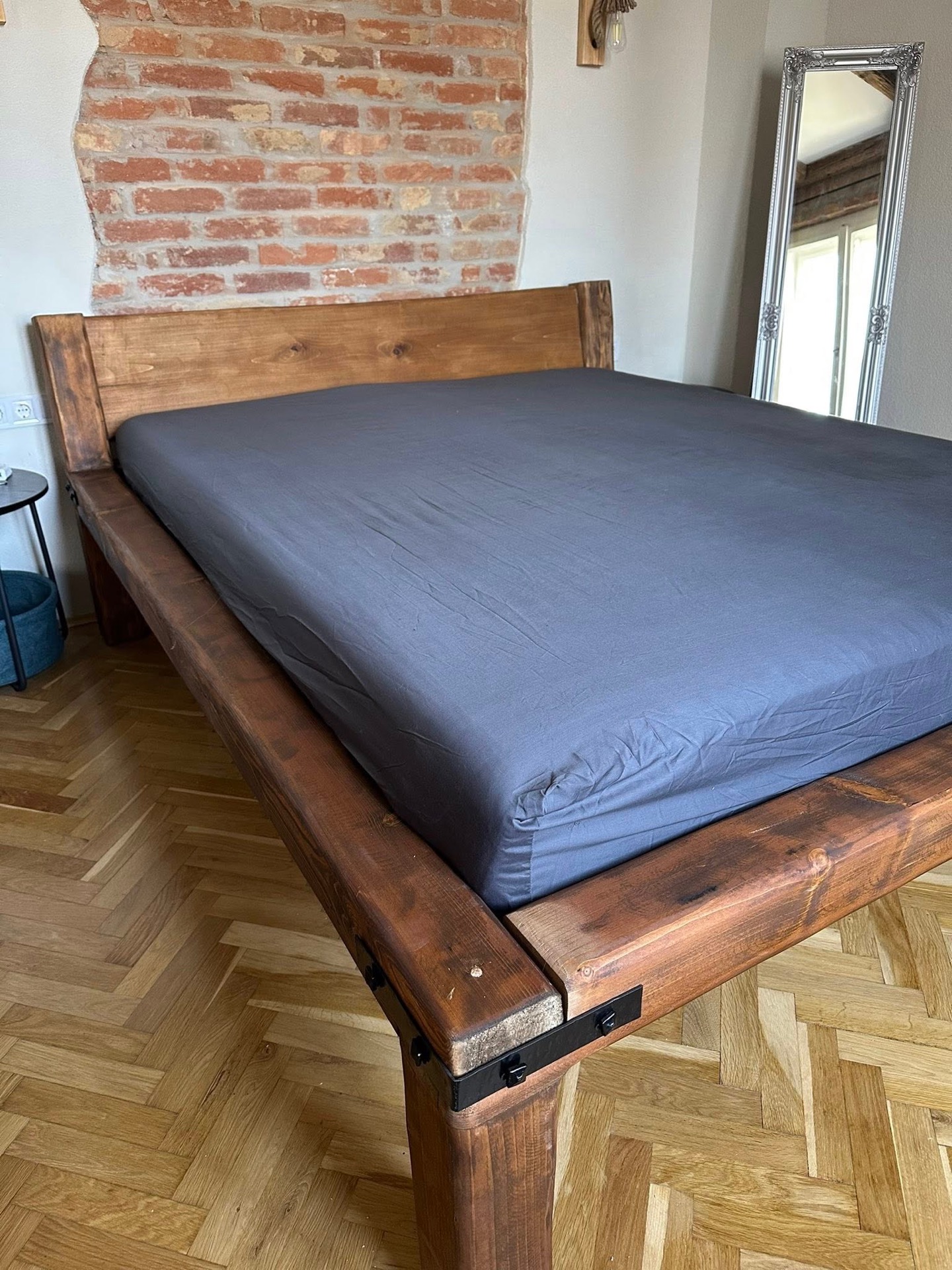 Masszív, kézzel készült gerenda ágy – rusztikus hangulat és természetes faanyagok harmóniája.